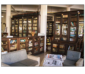 Interior de la Biblioteca Municipal Juan Francisco Ibarra