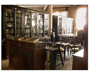 Interior de la Biblioteca Municipal Juan Francisco Ibarra