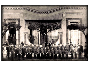Casa Familia Ibarra - Pellegrini 1845, Bragado.
Acto al tenor Florencio Constantino 1910 (asomado a la ventana)