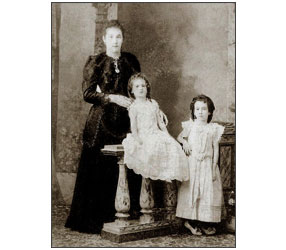 Juana Garat de Negueloua y sus hijas Marta y María Lorenza