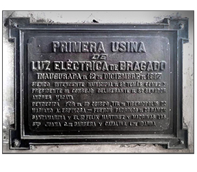 Placa recordatoria Inauguración de la primera Usina de luz eléctrica de Bragado